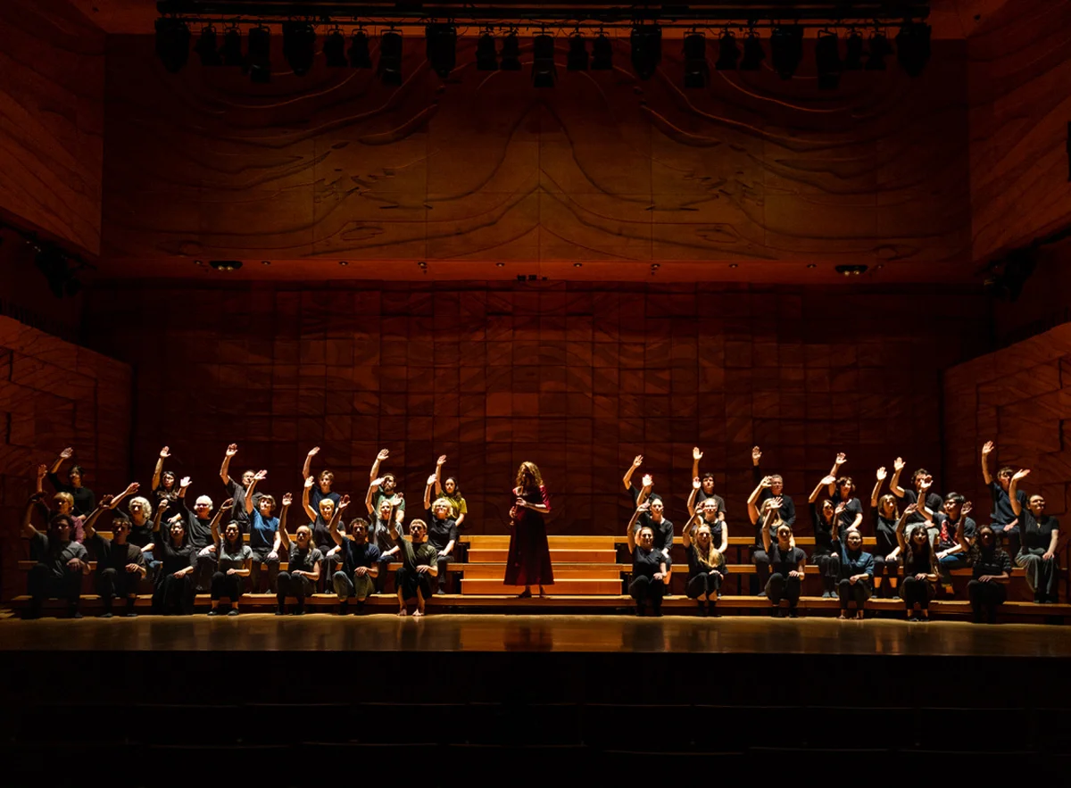 39 volunteer participants (including Louise Jennison) and Genevieve Lacey performing in Soliloquy , 2018 (image credit: Pia Johnson)