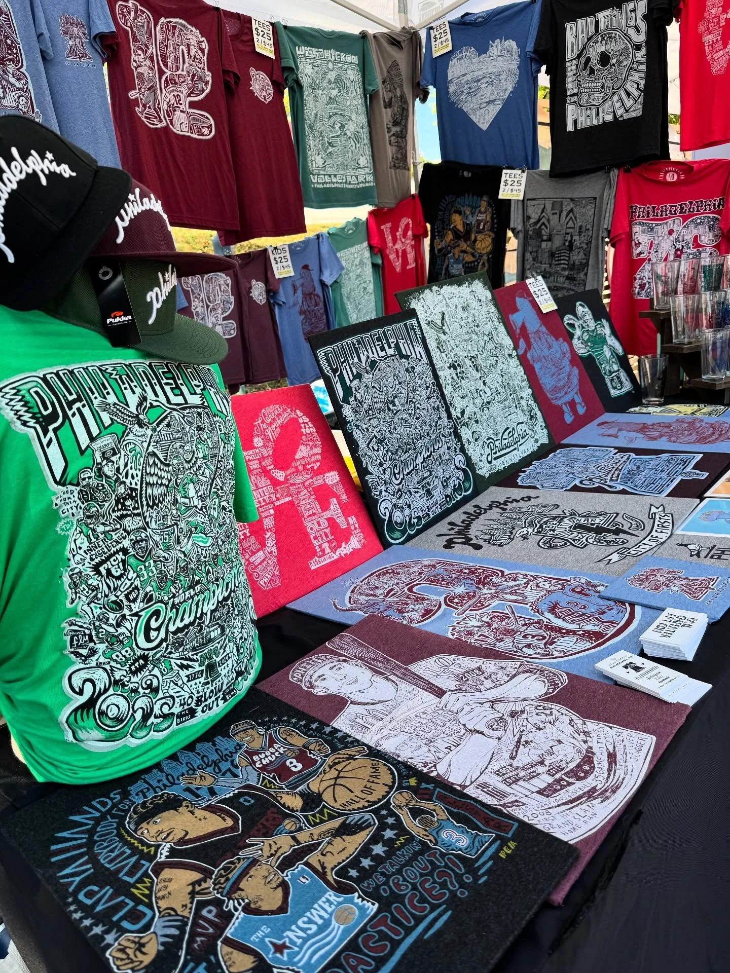 All set up at @clovermarket Bryn Mawr 10-4 today!
.
Come grab a freshie for the game&hellip; GO BIRDS!!!
.
..
.
#paulcarpenter #paulcarpenterart #screenprint #screenprinting