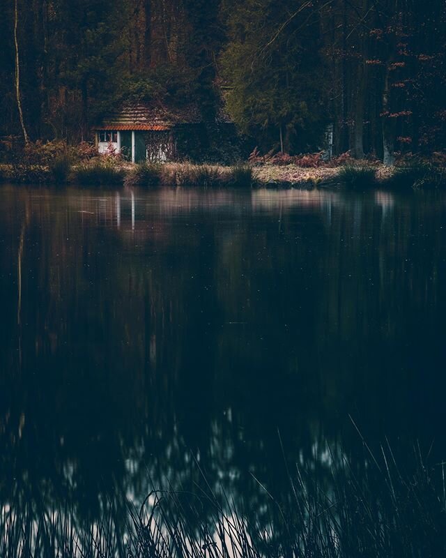 A typical Belgian winter scene... Man the things I would do for a little snow...
#bokrijk #limburg #sunrise #bluehour #tree #letsgosomewhere #water #reflection #longexposure #old #barn #winter