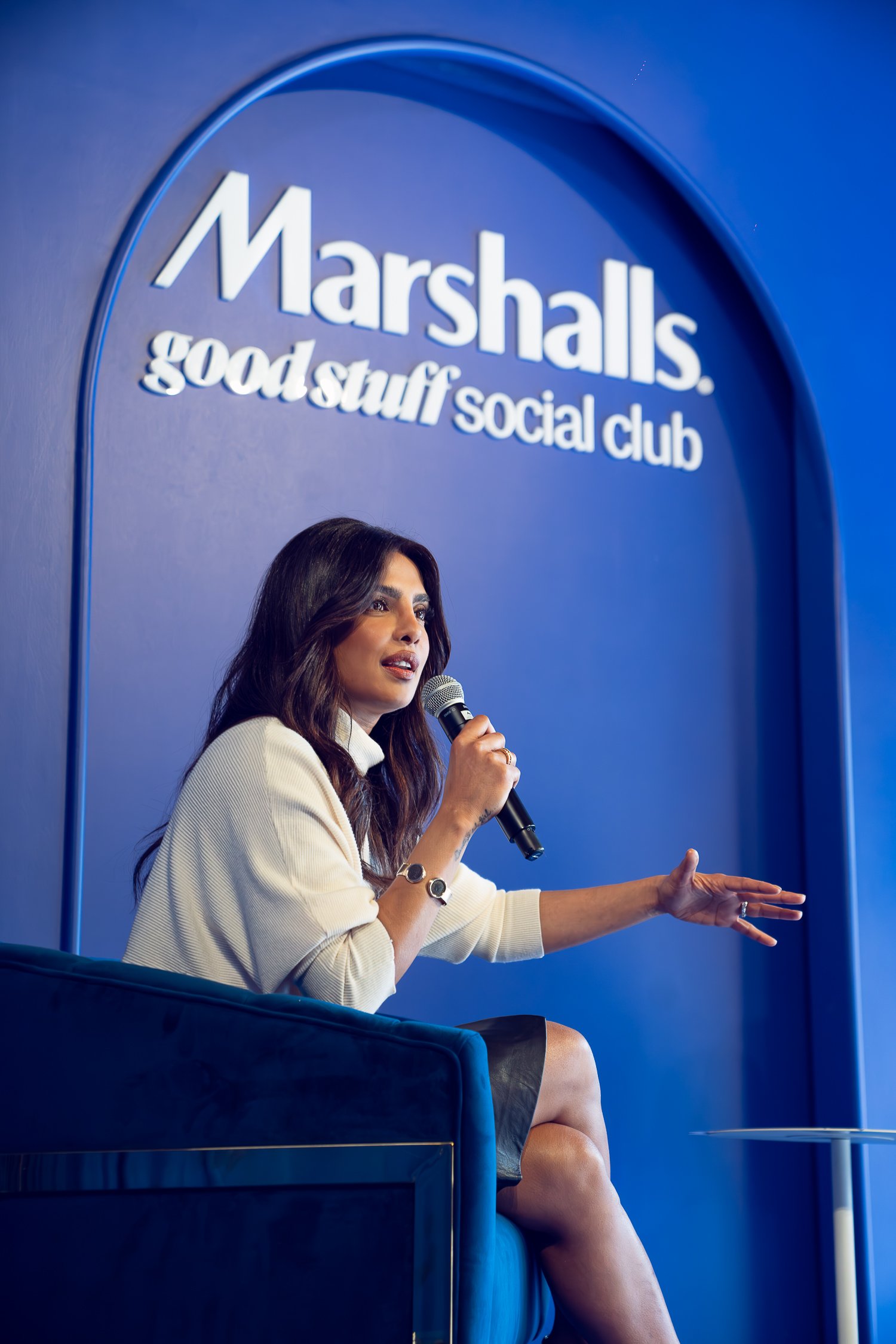priyanka-chopra-jonas-marshalls-event-chicago-zoe-rain-005.jpg