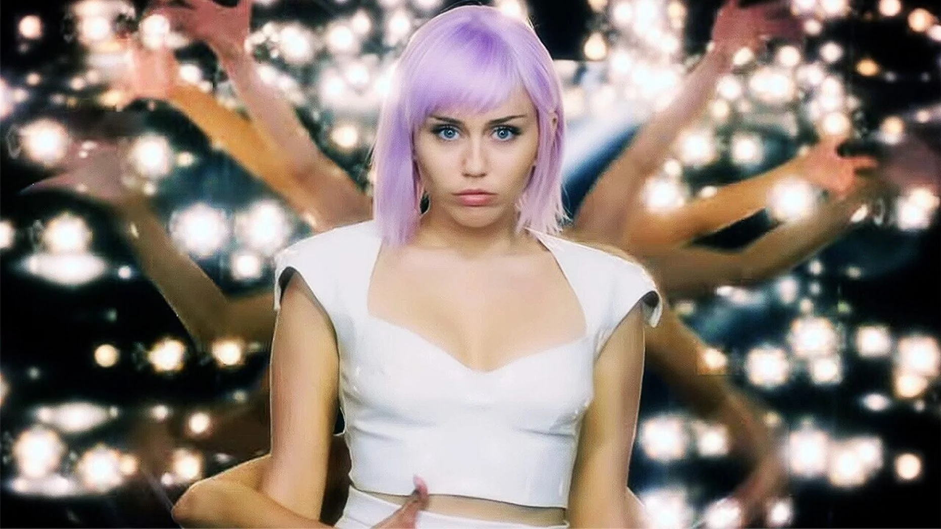 miley-cyrus-black-mirror.jpg
