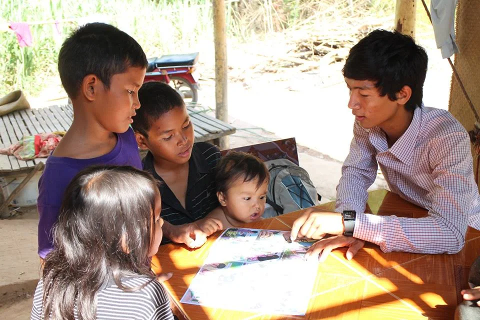 A young Alongsider uses the comic to teach his "little brother" plus some neighbors