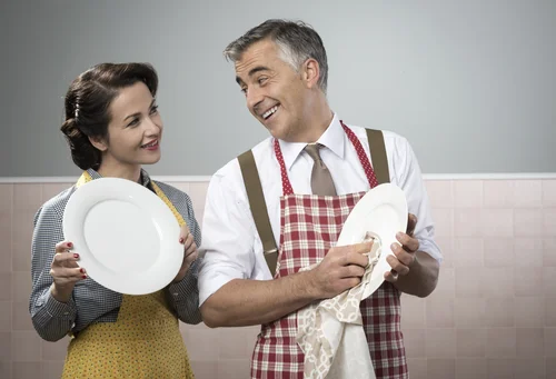 "Honey, washing these plates gets me to thinkin' about solidarity, resistance and liberation. How about you?"
