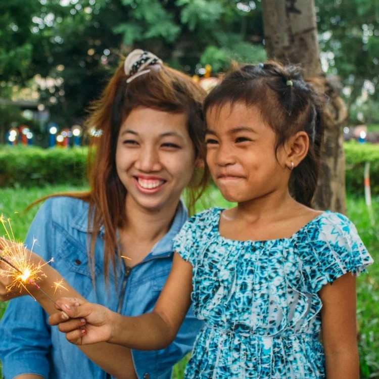 Aa Alongsider and her "little sister" in Cambodia