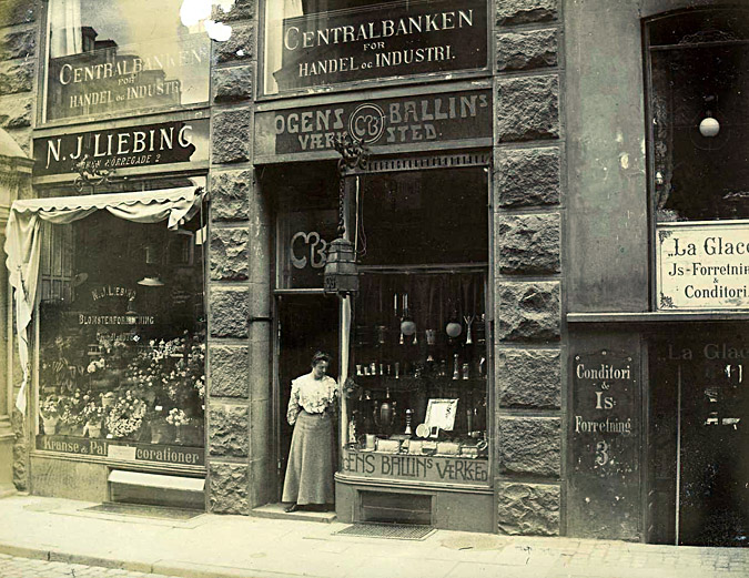  A photograph of the original Mogens Ballin storefront 