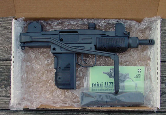 MINI UZI 9mm SUBMACHINE GUN