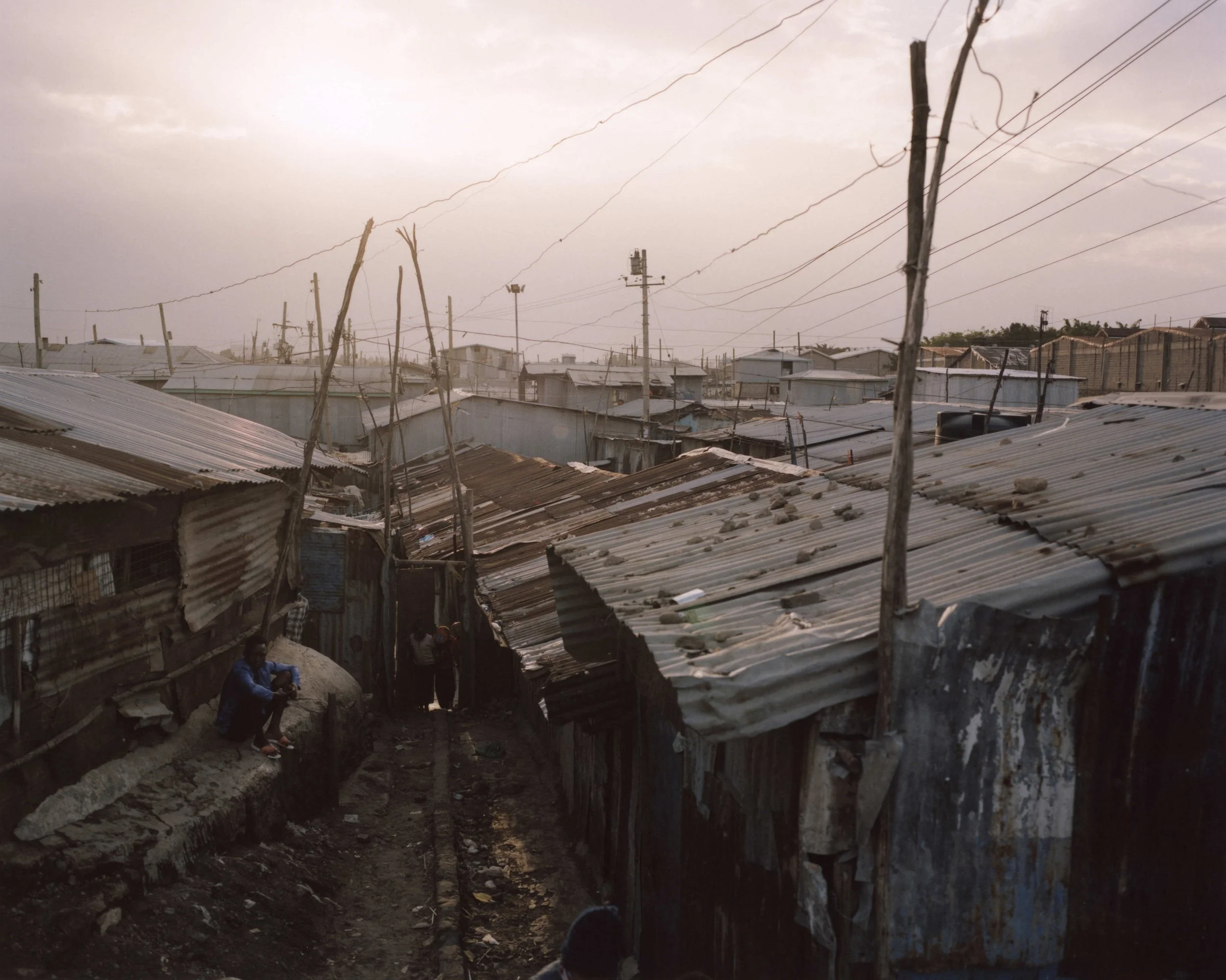  Viwandani slum  Over half of Nairobi's five million inhabitants live in slum areas such as Viwandani. However,  the slum covers only six percent of the total capital area. There are open sewers and lack of clean water, and it is common for 50 househ