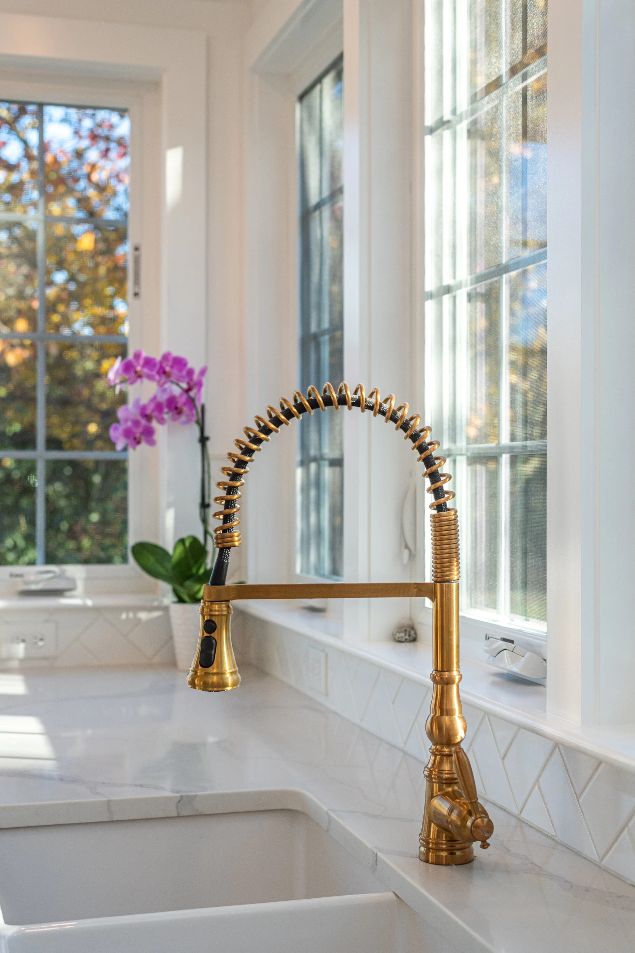 Modern kitchen with flush-mounted sink and high-end brass hardware