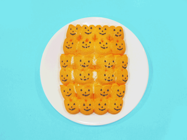 2011-10-16_MICROWAVE_PUMPKINPEEPS_001.gif