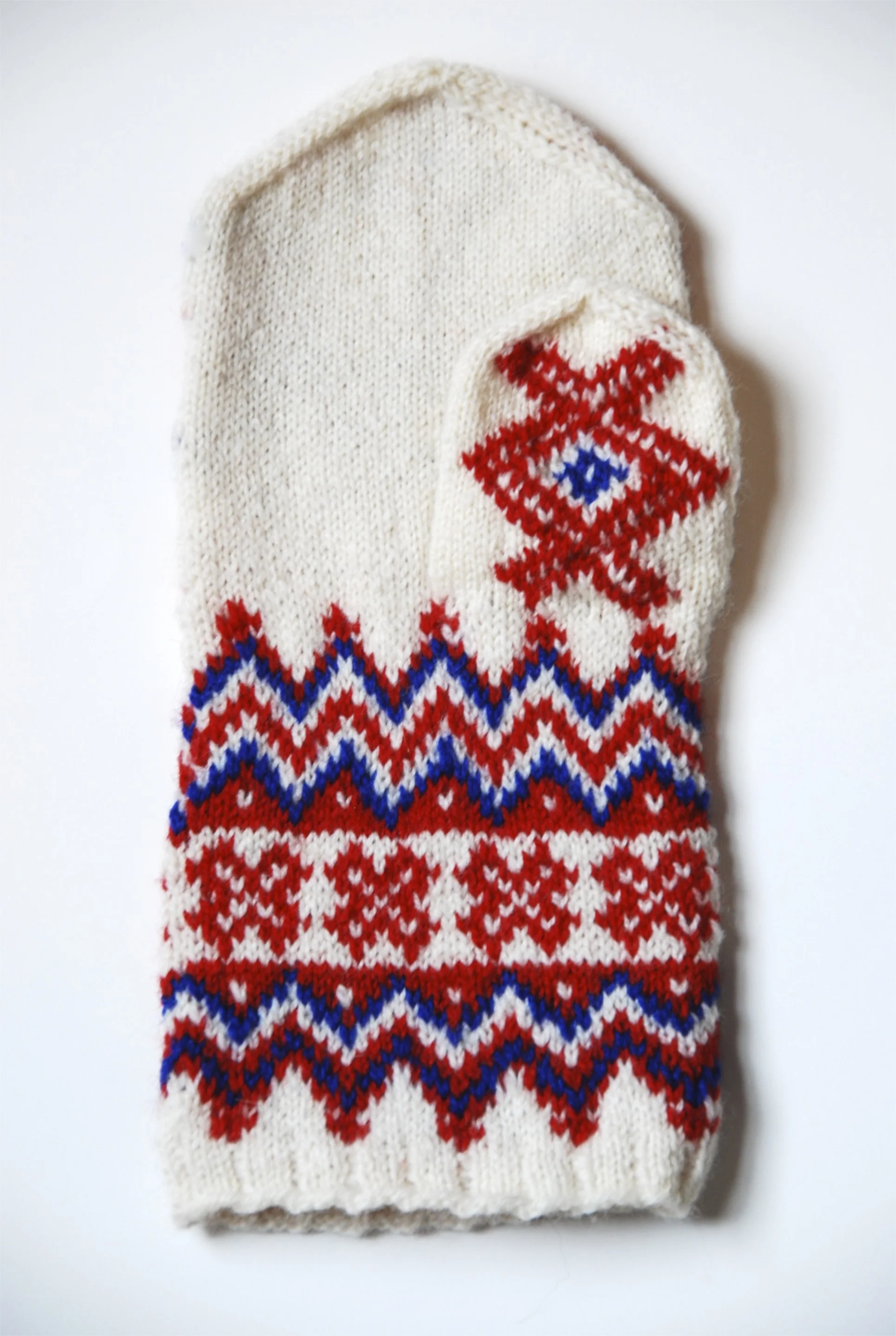 palm of the hand Ávži mitten, knit by stashmuffin