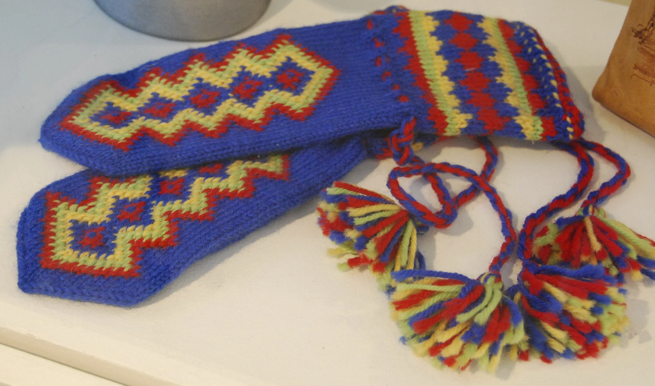 Sámi sawtooth knitted mittens