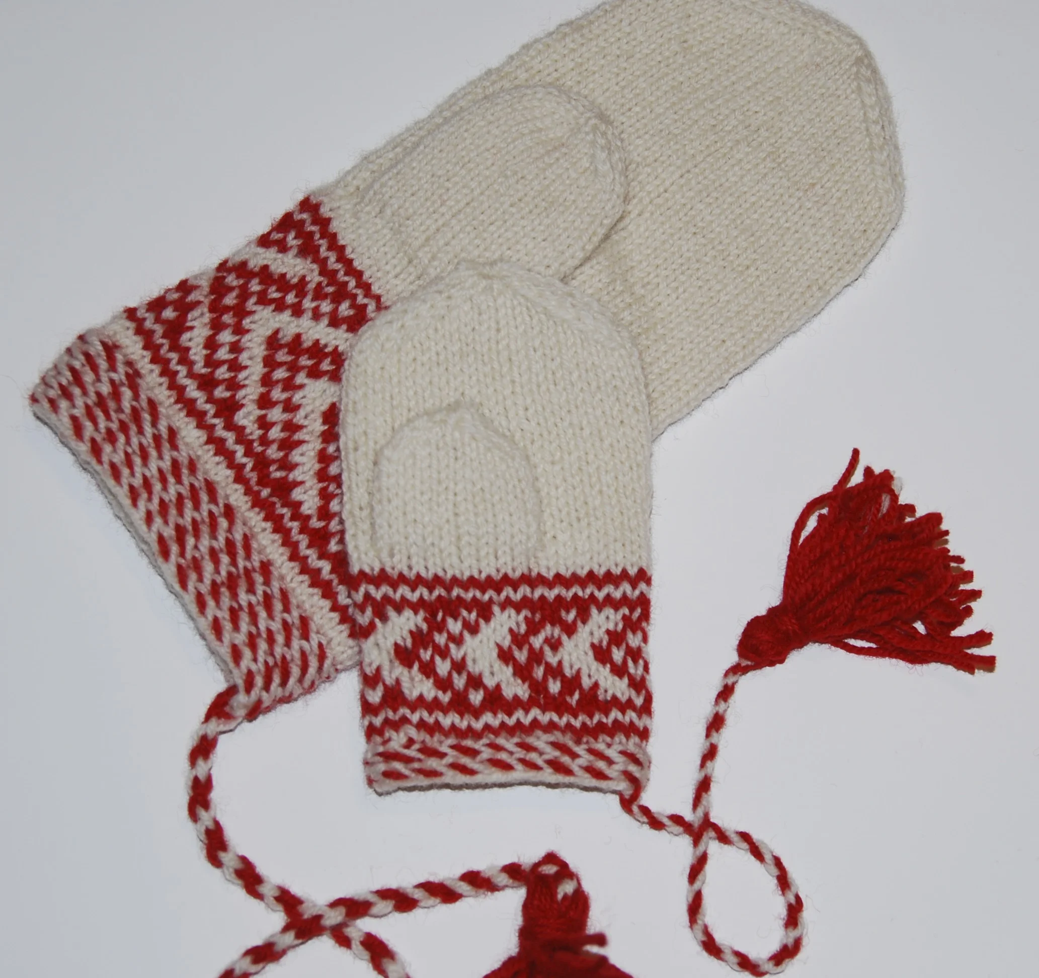 Skolt Sámi mitten, full size and miniature size. Miniature size knitted in class.