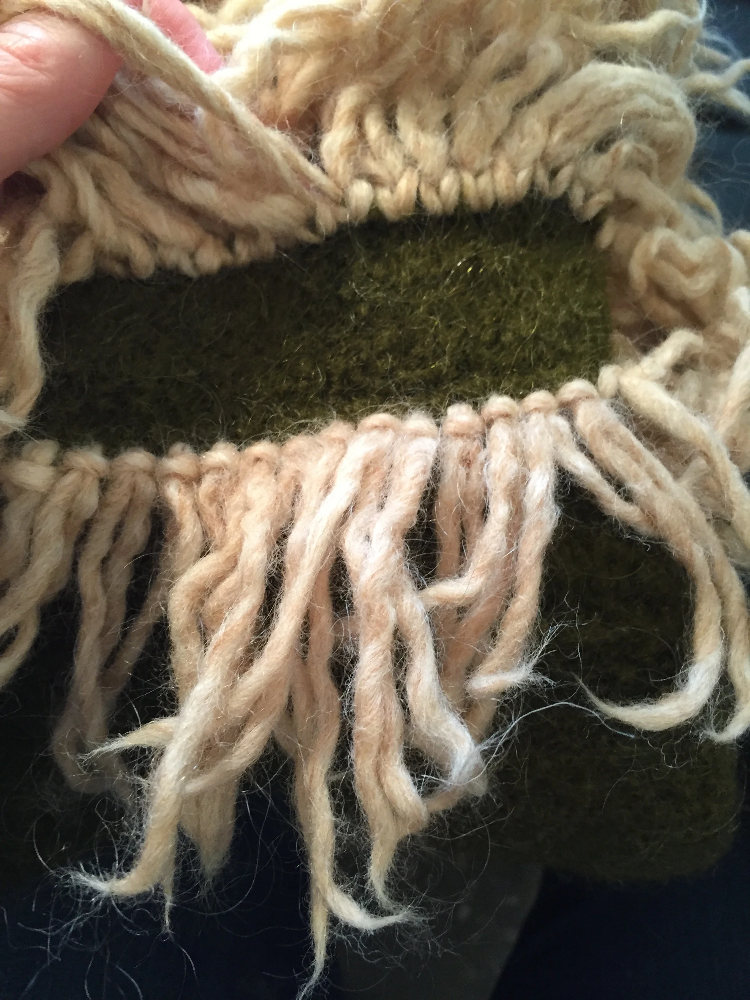 Here you can see more clearly how the fringe is attached.