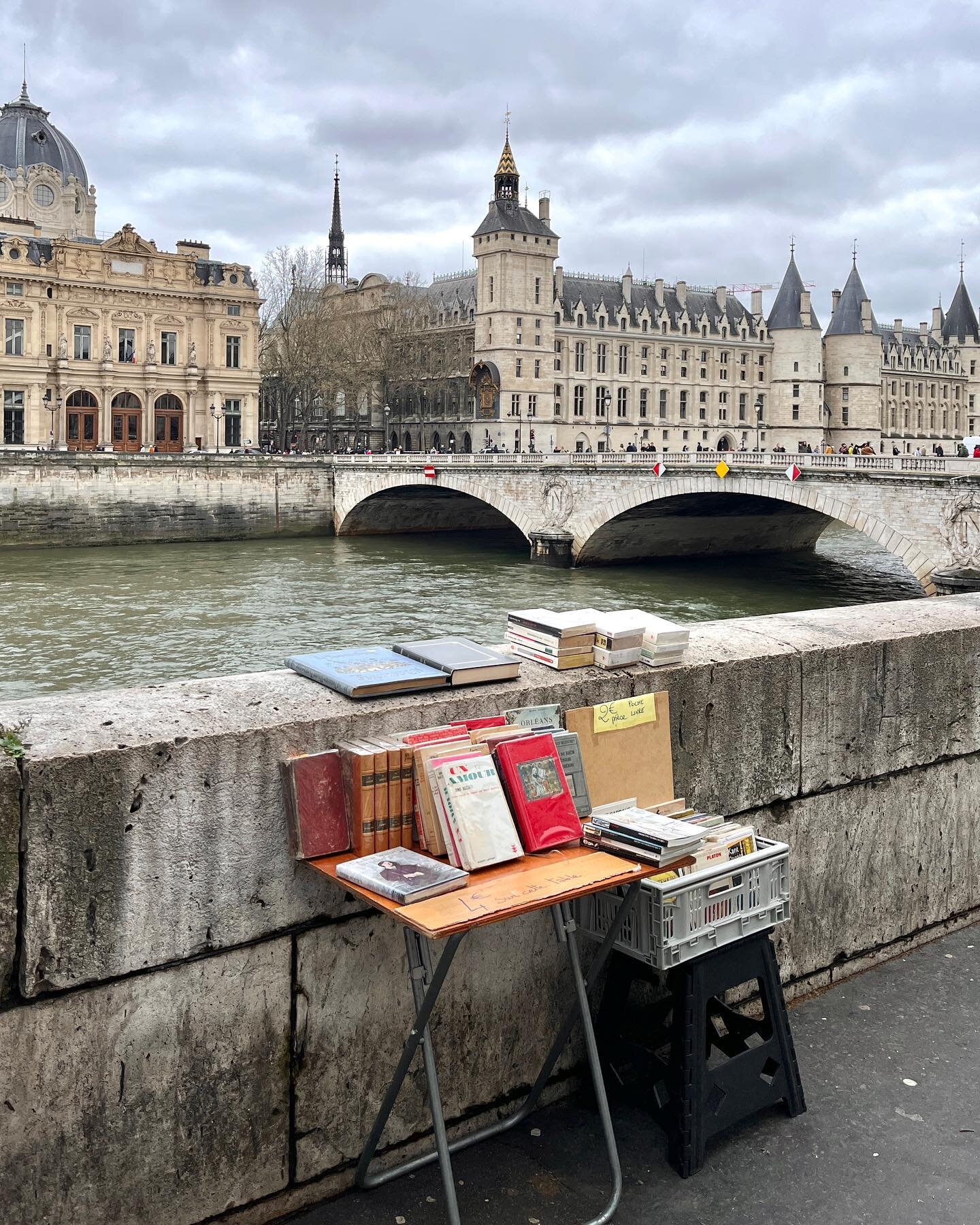 Le week-end ☕️ Coffee, flowers, art prints, the Seine, puppy dogs, vintage, cobblestones, al fresco. No agenda, no reservations. So many things I love! Some days are sublime