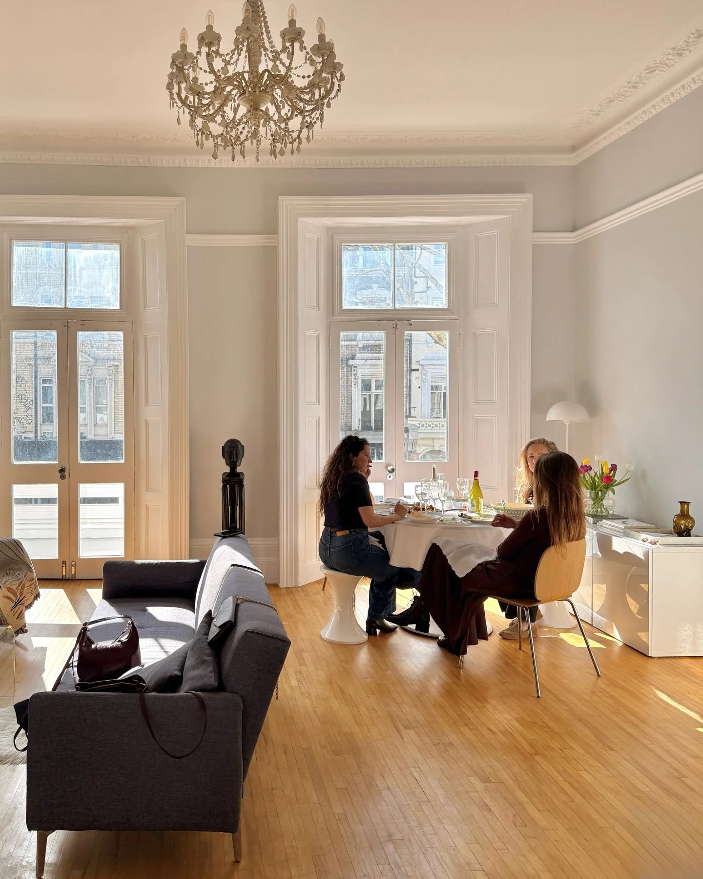 Hosting agenda 🐰 I wouldn&rsquo;t say I creative directed our lunch, but I also wouldn&rsquo;t say I didn&rsquo;t.

The schedule of events:

12:45 set the table 
1:05 guests arrive 
1:15 pick up food 
1:30 pour the bubbly
2:30 lunch and chats
3:30 m