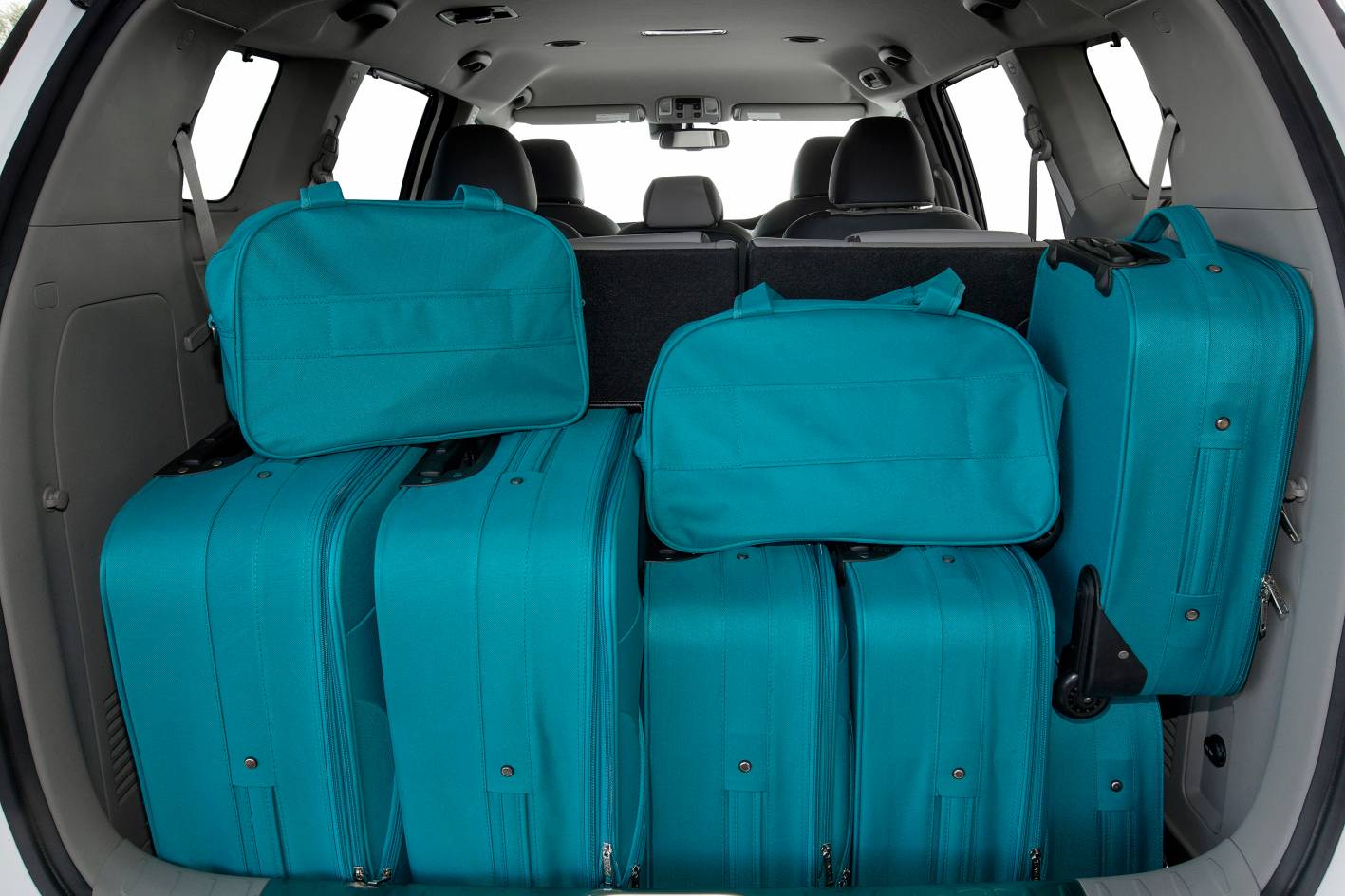 2016 Kia Carnival cargo - bags.jpg