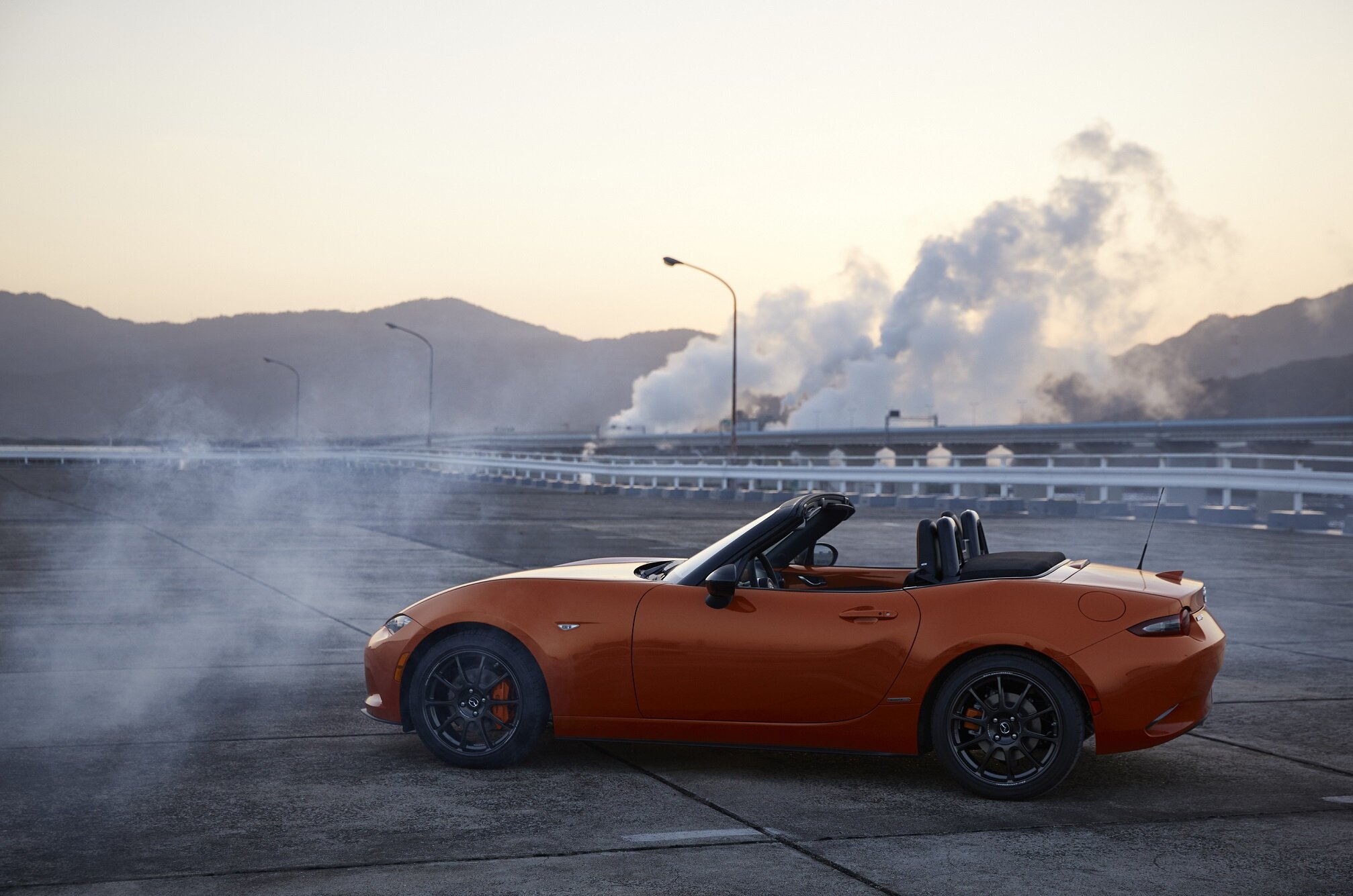 2019_MX-5_ROADSTER_SOFTTOP_19CY_30th_SV_US_LHD_C01_EXT_SIDE.jpg