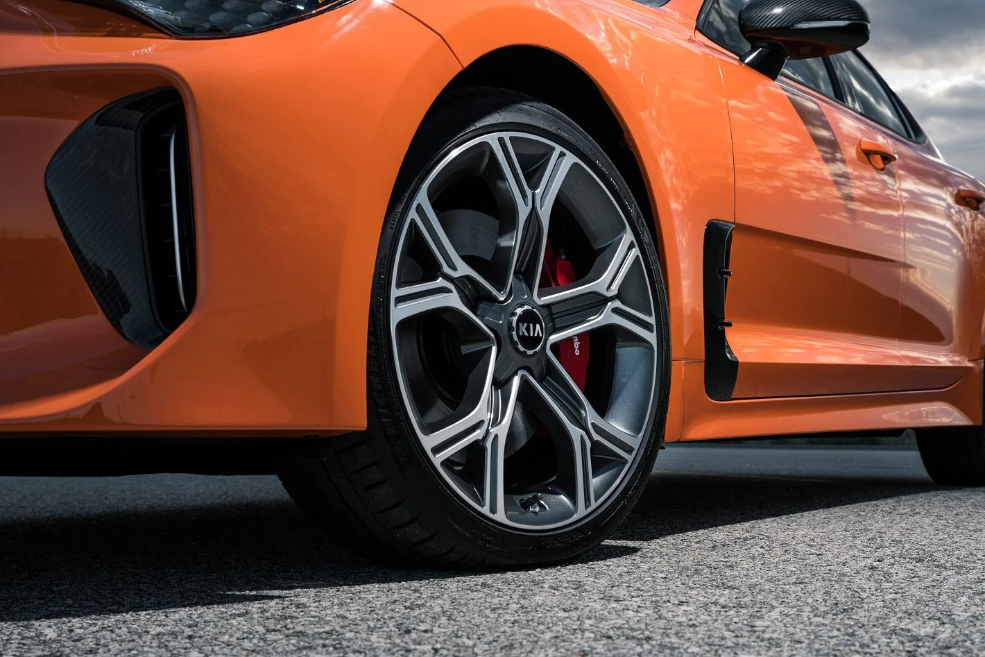 Should I fit high performance tyres to my Kia Stinger?