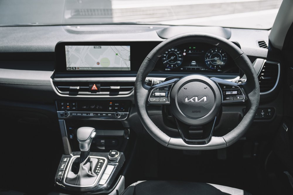 Flat-bottom steering wheel + HUD: GT-Line.