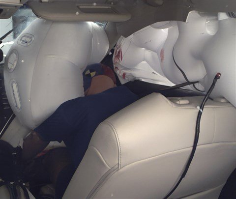 Head slips between airbags...