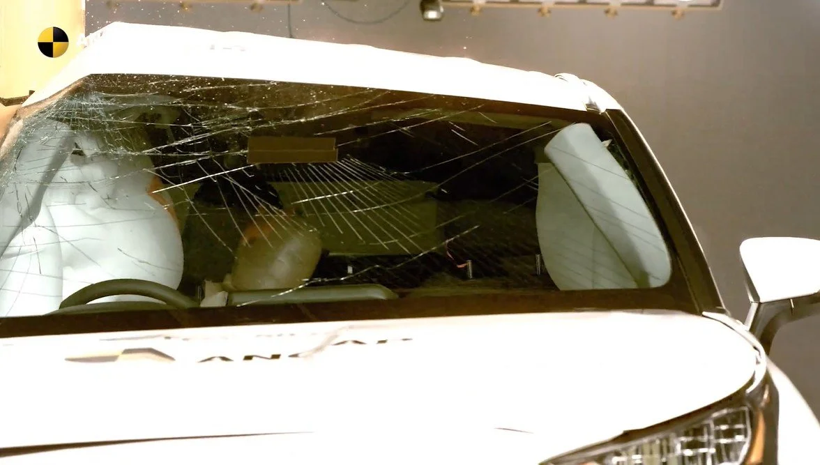 Pole test: no front-centre airbag