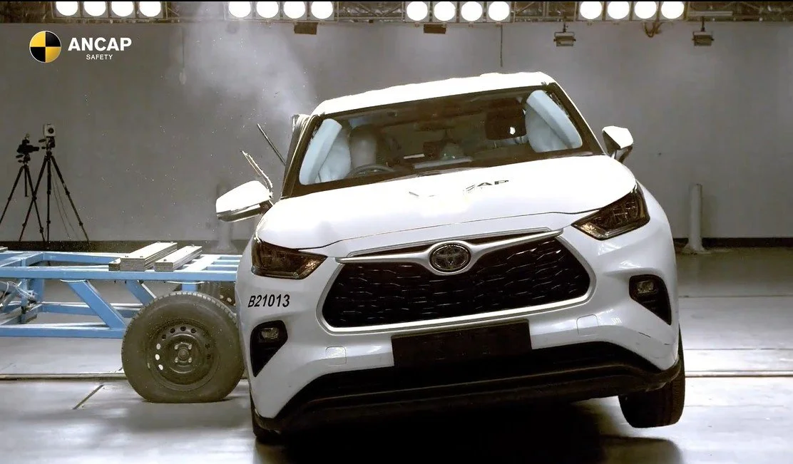 SIde impact test: no front-centre airbag