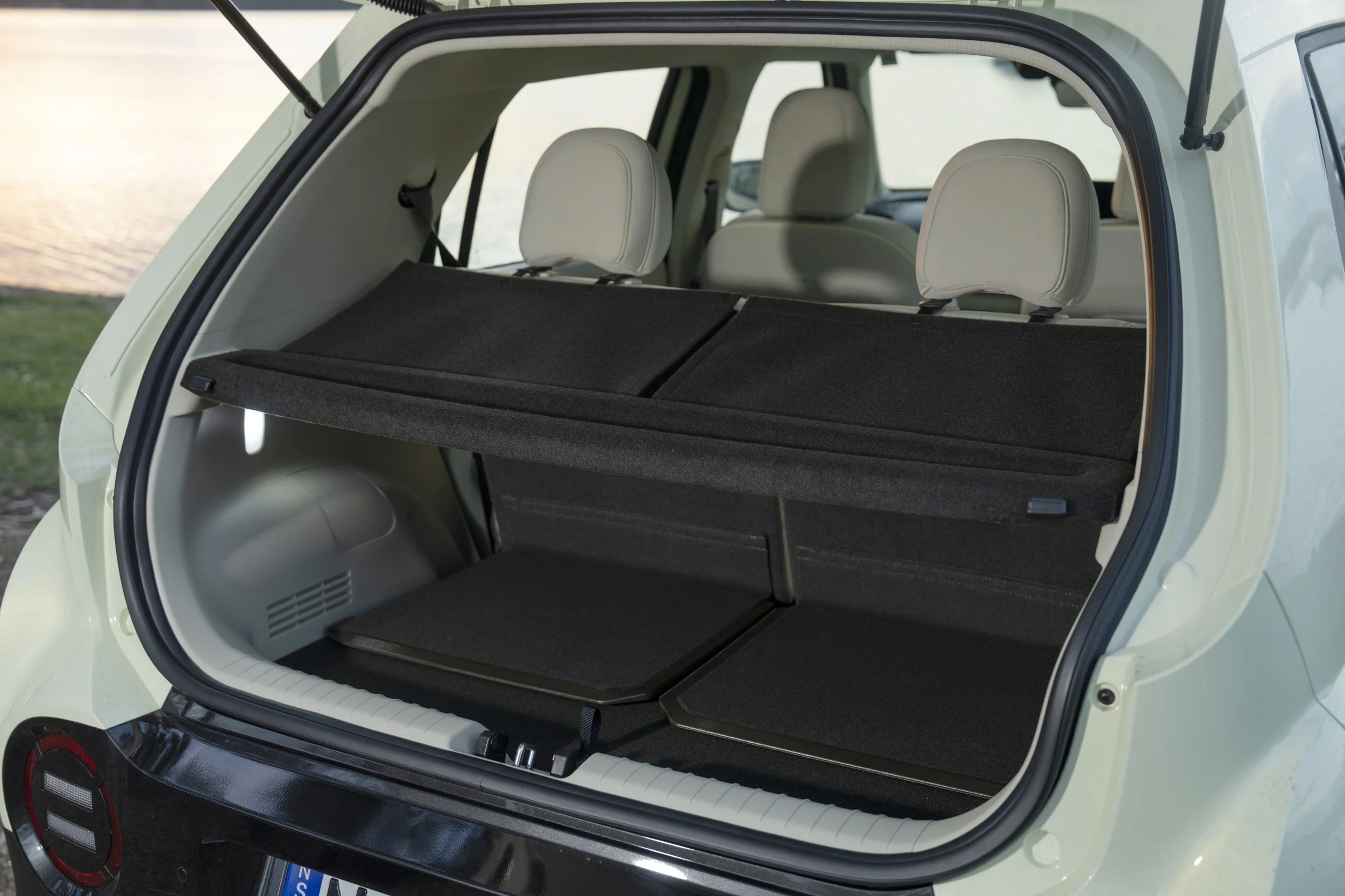 Cargo blind keeps prying eyes from casing your boot