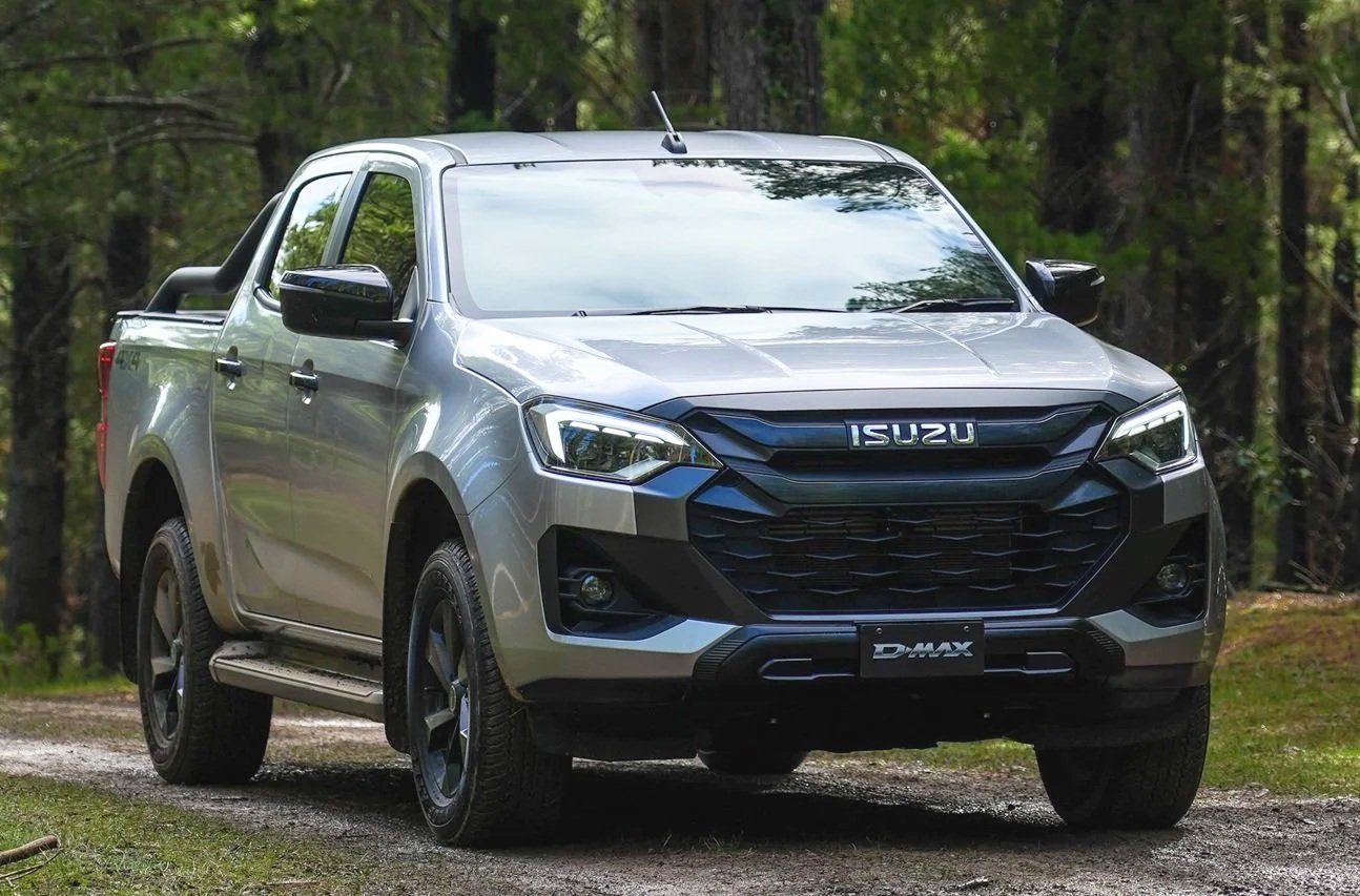 25.5MY+D-MAX+2.2L+X-RIDER+Mercury+Silver+%284%29.jpg