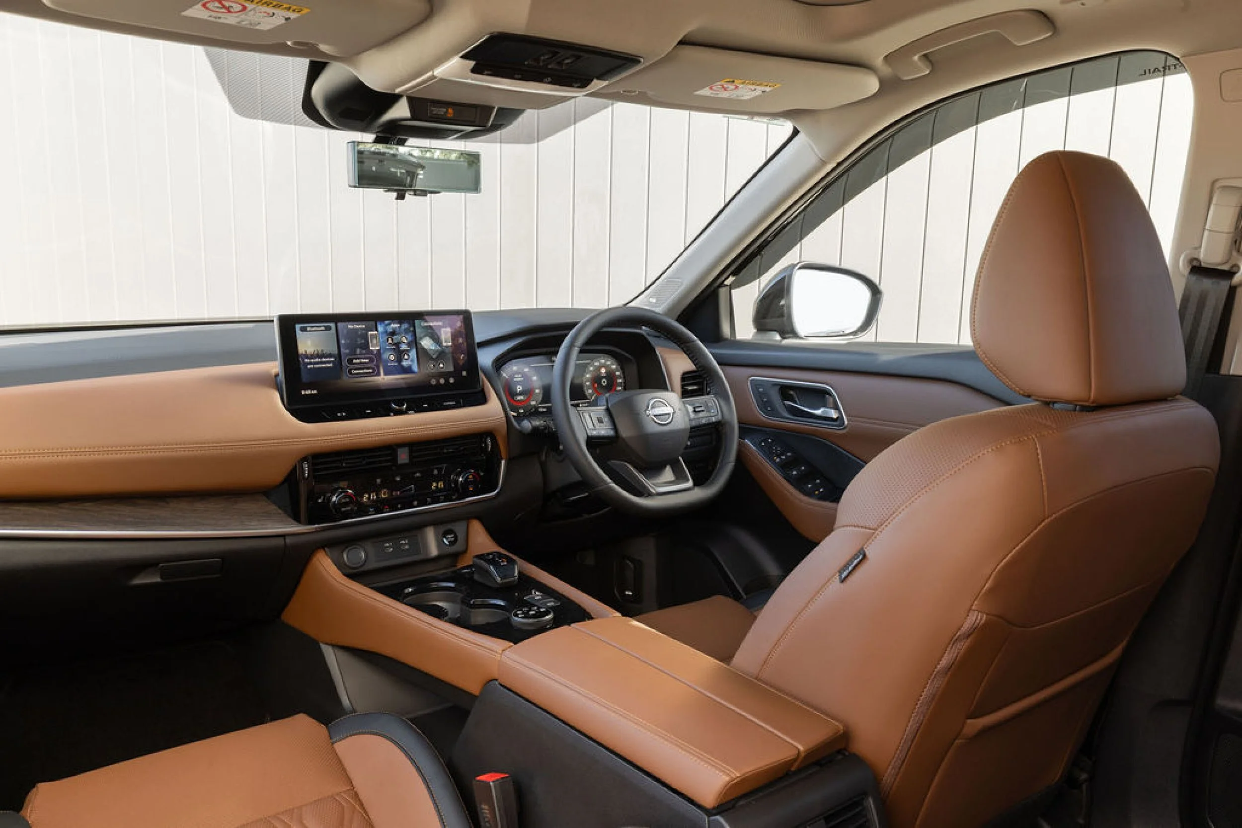 Credit where it's due, Nissan has done a great job with this interior, resisting the urge to remove buttons for screens... 