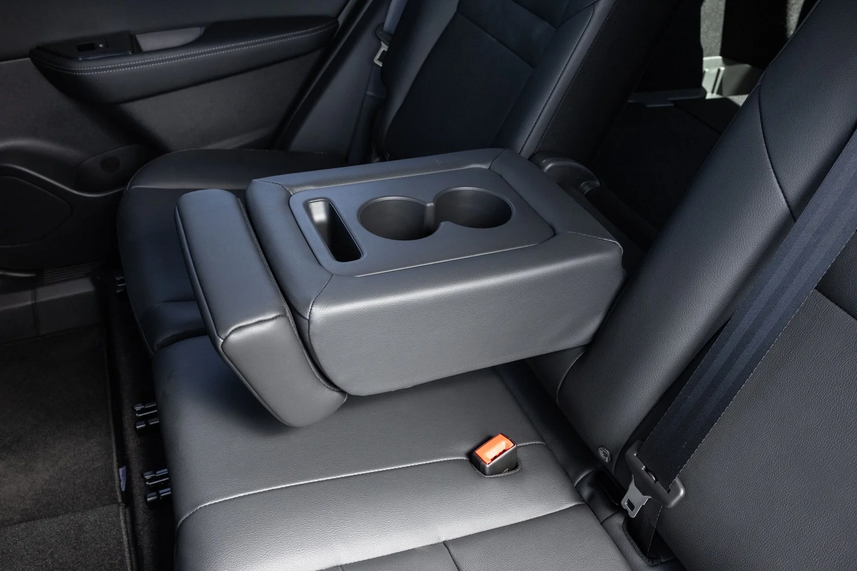 Row 2 centre armrest is exactly the same as the one in Outlander: not a criticism, it works.