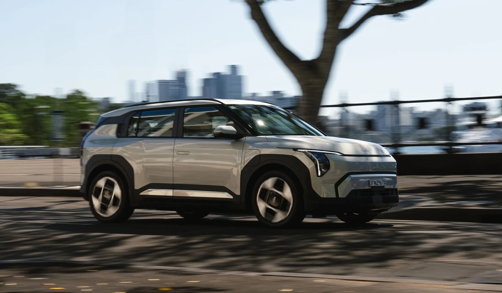 KIA_EV3_IvorySilver_037.jpg