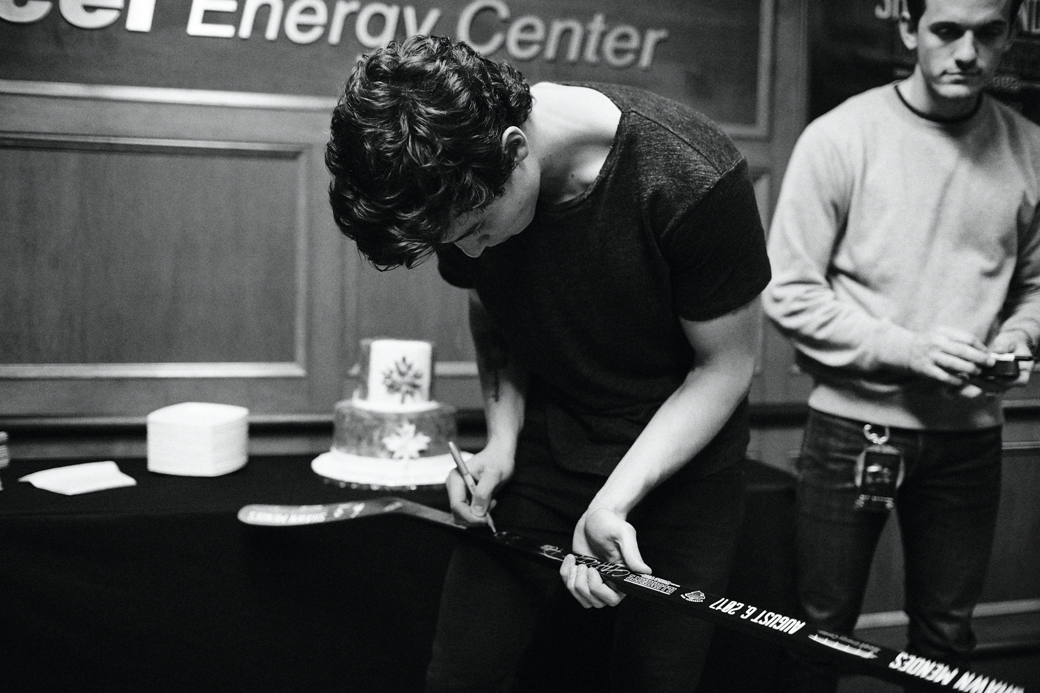 Shawn_Mendes_Backstage_Gift_Presentation_Photo_By_Joe_Lemke_008.jpg