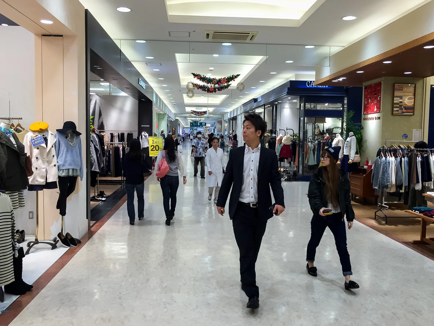 Omoromachi shopping plaza in Naha. Apple iPhone 6 Plus ISO 50, f2.2, 1/120 sec.