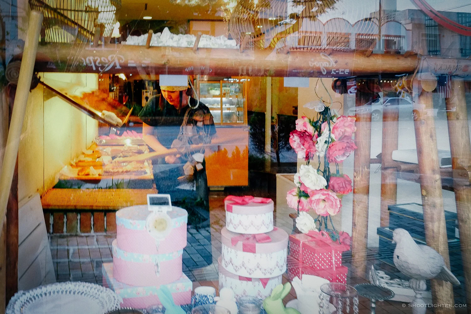 Fuji X-Pro1, 18mm f2.0 @f8, 1/30 sec, ISO 2000. VSCO Fuji 160c film preset in Adobe Lightroom.