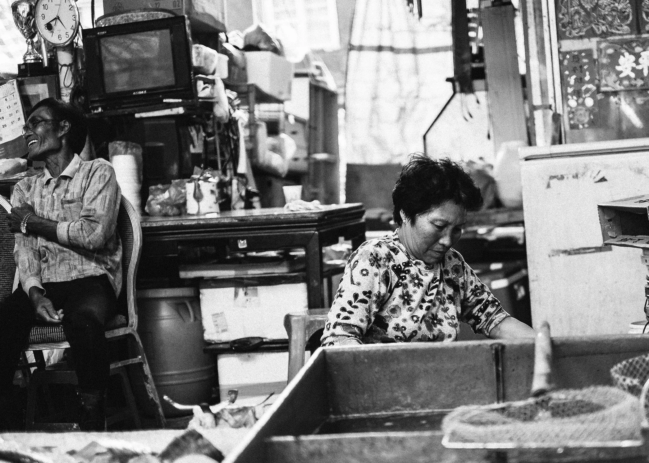 A shot that has it all, the best customer service, she is keeping watch of her stock, and she is selling local stock of live seafood.