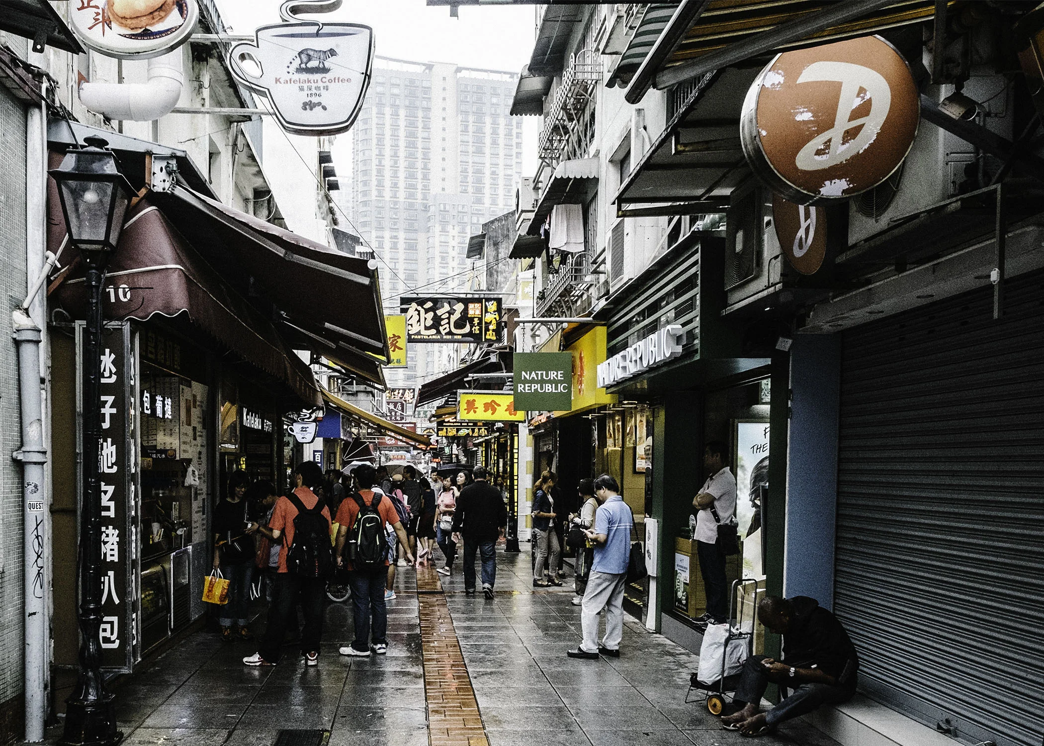 One of the many streets in Macau that cater many assorted shops and restaurants. Some don't even open when it rains ?