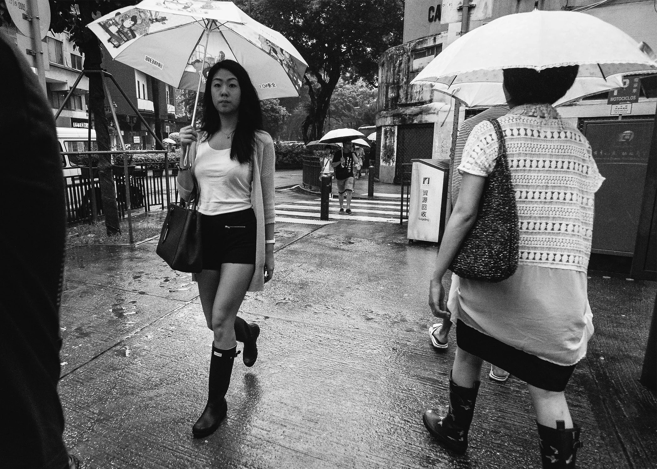 This wet weather does not stop the women from shopping !!