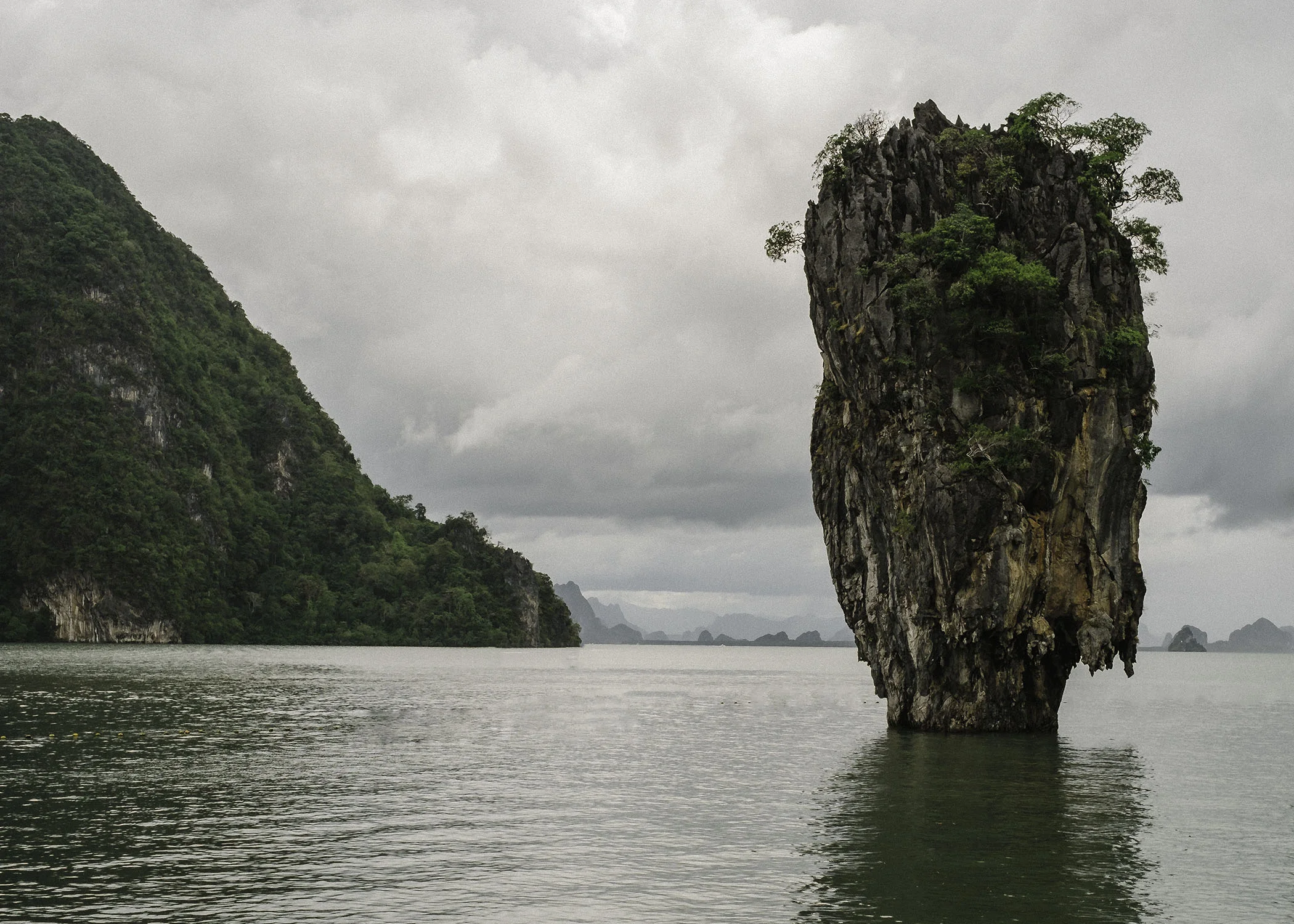 Without fear our Captain takes us to the James Bond Island, and well this is where the famous scenes were shot. I bet you it was sunny !!!