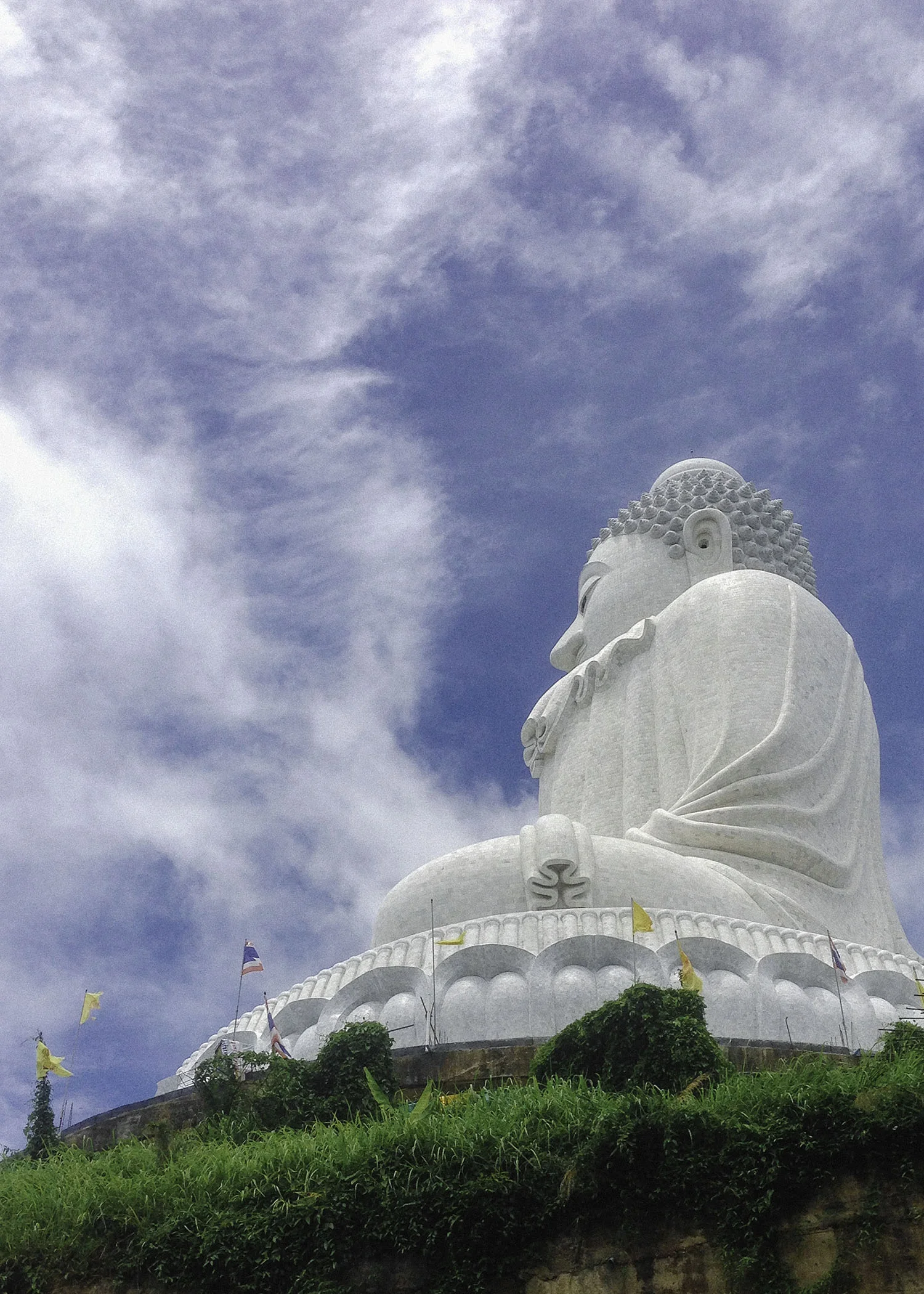 The Big Buddha site is not complete, although this still is a huge statue !.