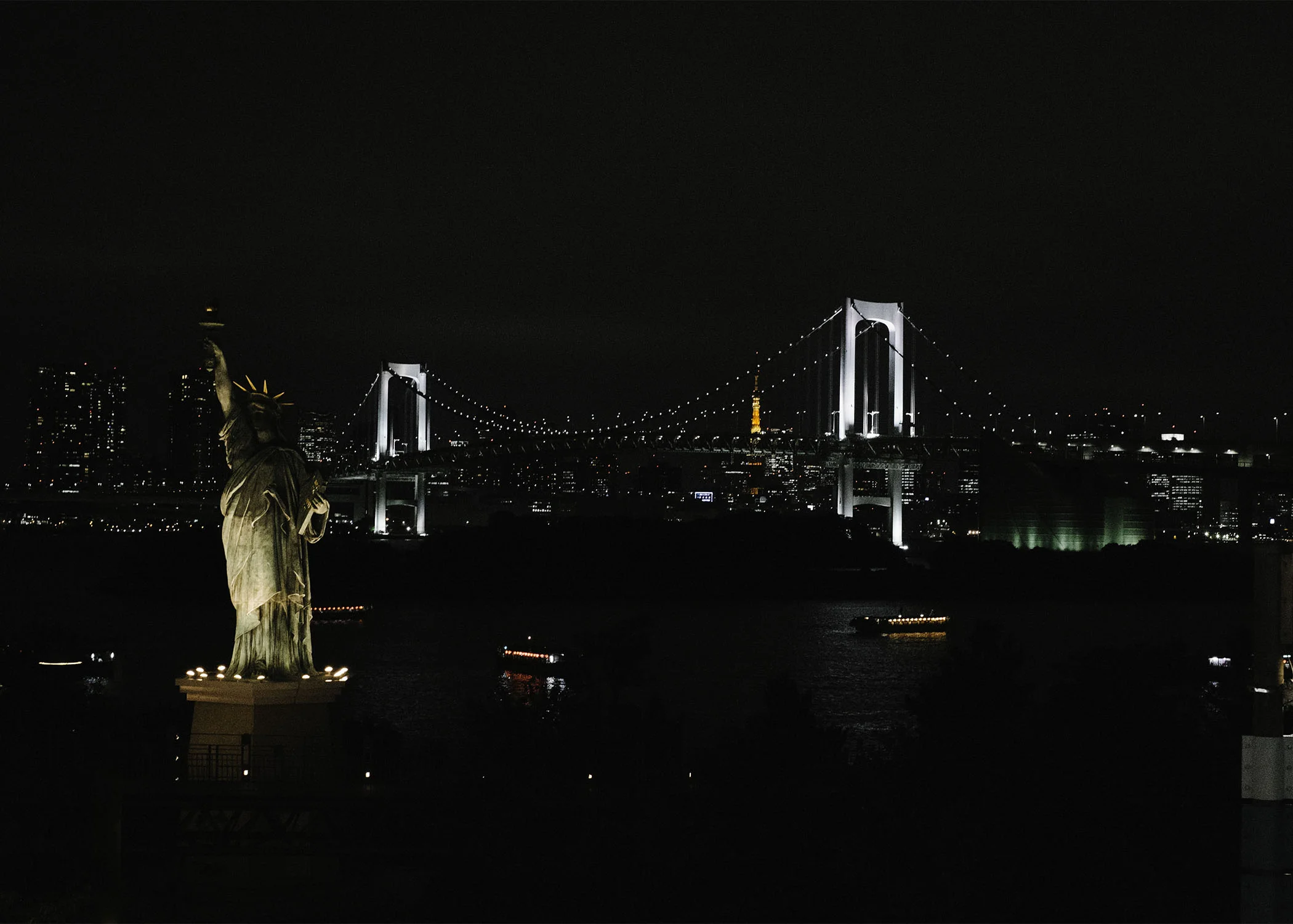 Are we in New York ?? A replica of the Statue of Liberty in Tokyo Bay