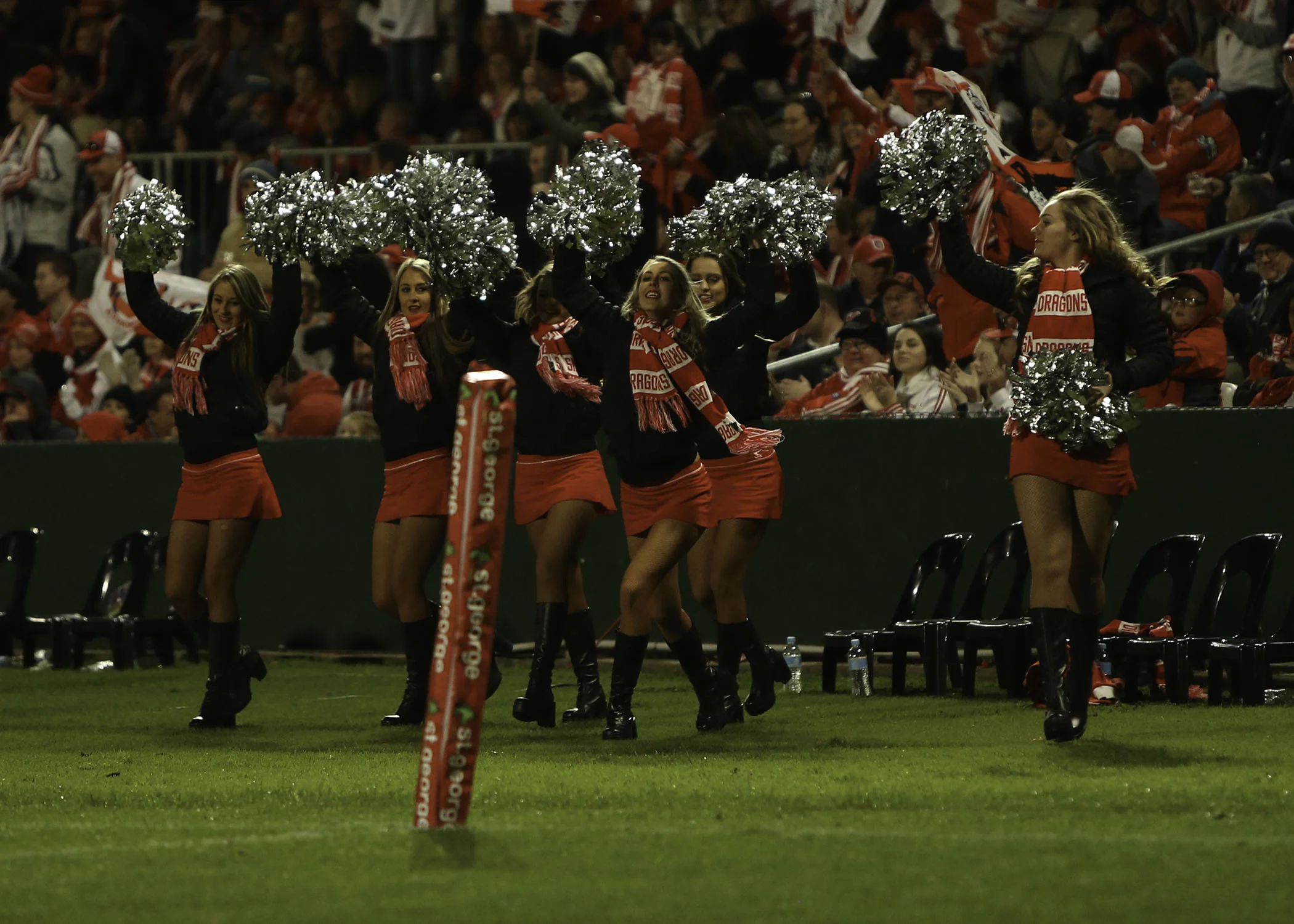 Hangon the cheer girls are up and its now Dragons 4 Cowboys 4.. would have needed a 1000mm lens to have caught that action on camera. Charly Runciman scores the first one for the Dragons