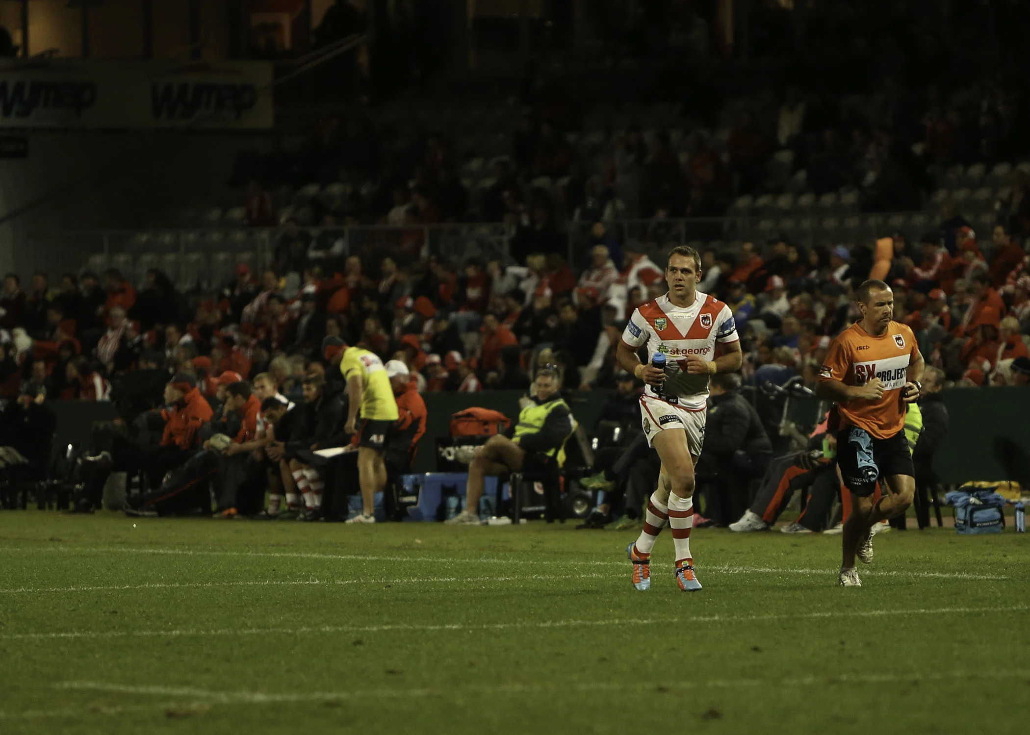 Didn't have to wait long for the Dragons faithful braving it in the cold, the ever reliable Jason Nightingale takes the Dragons to a 8-4 lead, his first of three for the evening. Tough conversions for Widdop for the first two tries and he missed them both.. only just...