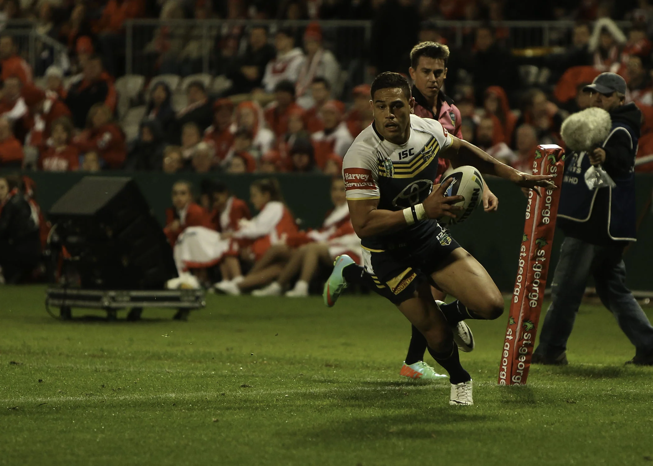 Winterstein makes it Dragons 14 Cowboys 10 just before half time. I forgot to mention Quinlan scored earlier to make it 14-4 to the Dragons but again the action was on the other side of the ground