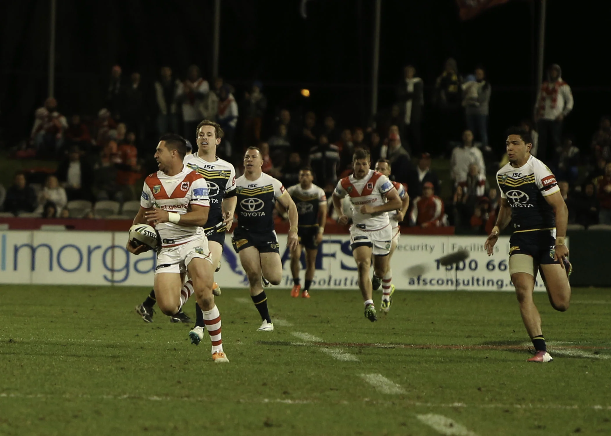 I think Beale knocked the ball on whilst attempting an intercept, the ref's let it go and he makes a long break to allow the Dragons to take a 26-20 lead, due to a great try to Nightingale in the corner and Widdop also converts a tough one.