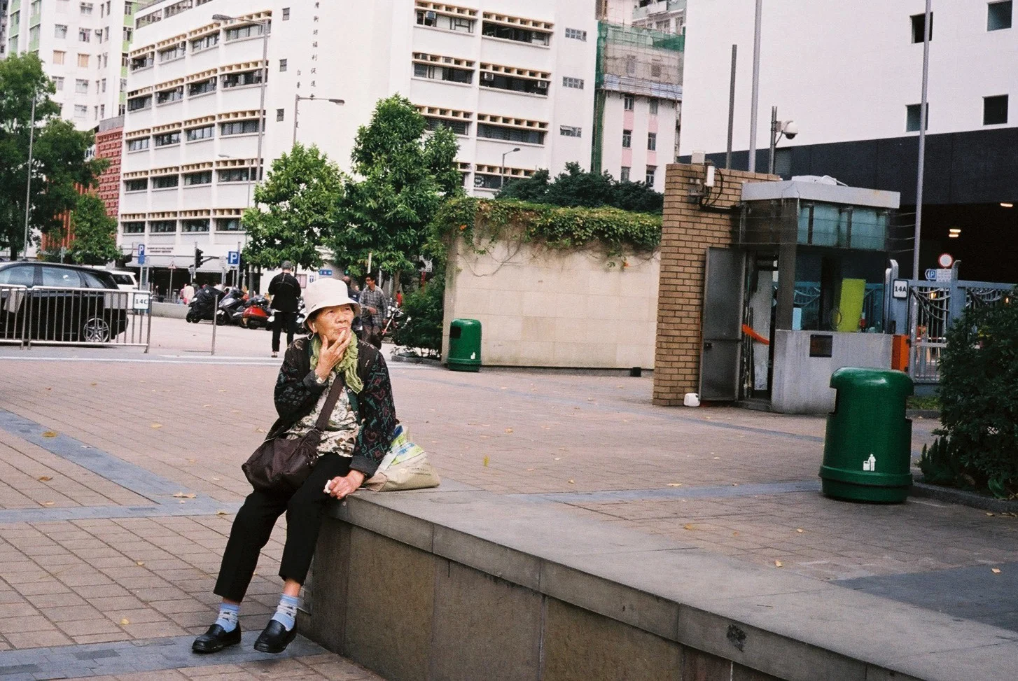Taking a break on the outskirts of Victoria Park  Fuji Superior X-tra 400, Leica M6 with Voigtlander Wide Angle Color-Skopar Pan 35mm f/2.5-M (PII)