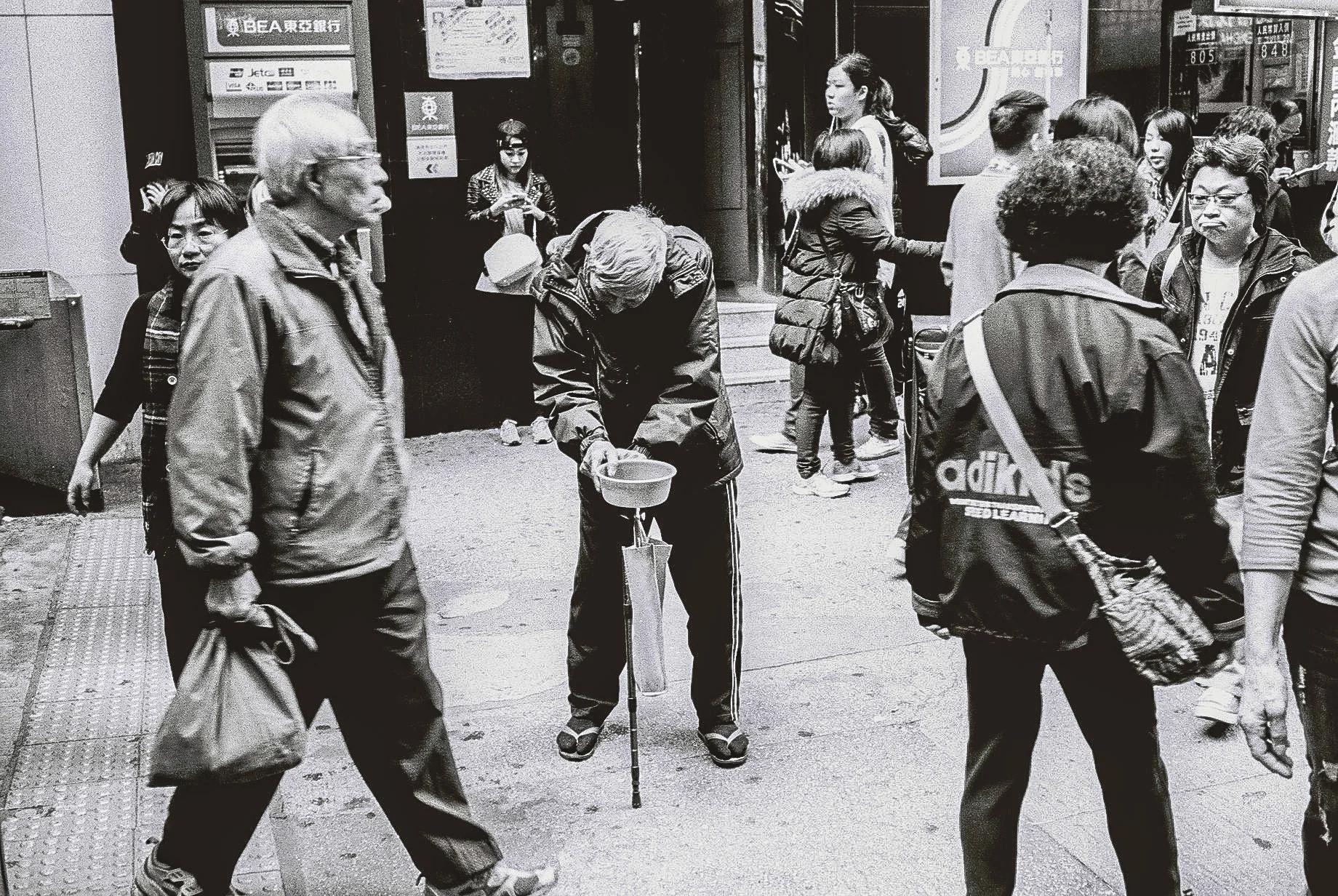 The young and old do it tough  Kodak 400TX, Leica M6 with Voigtlander Wide Angle Color-Skopar Pan 35mm f/2.5-M (PII)