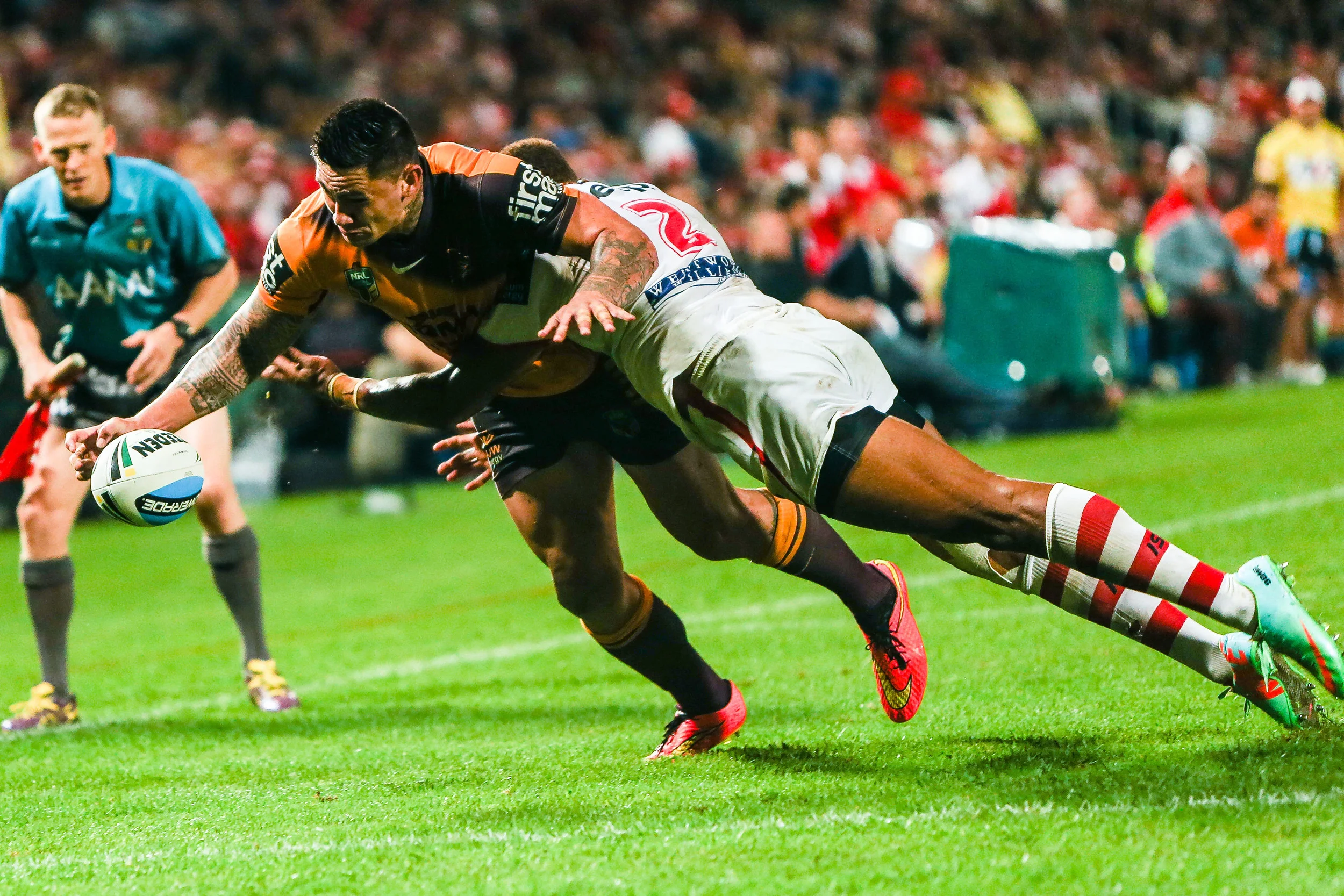 Daniel Vidot and Eto Nabuli at it all night. Great try saver !!
