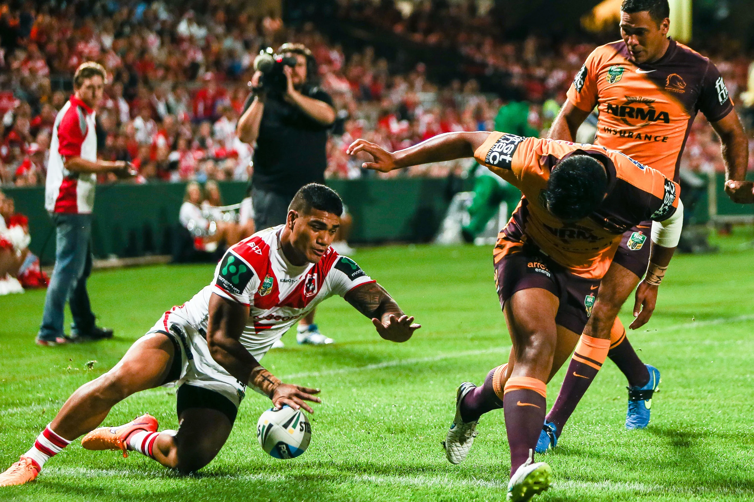 Pete Mata'utia .. soooo close to scoring the first one of the night