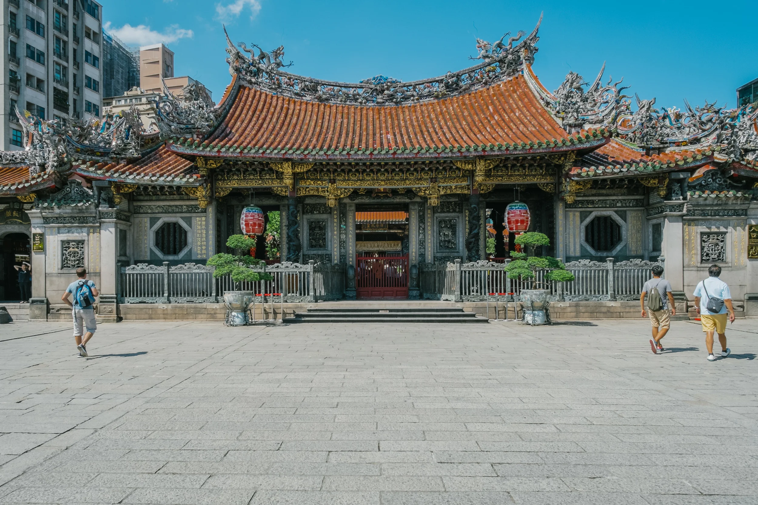 Entry to the Lungshan temple