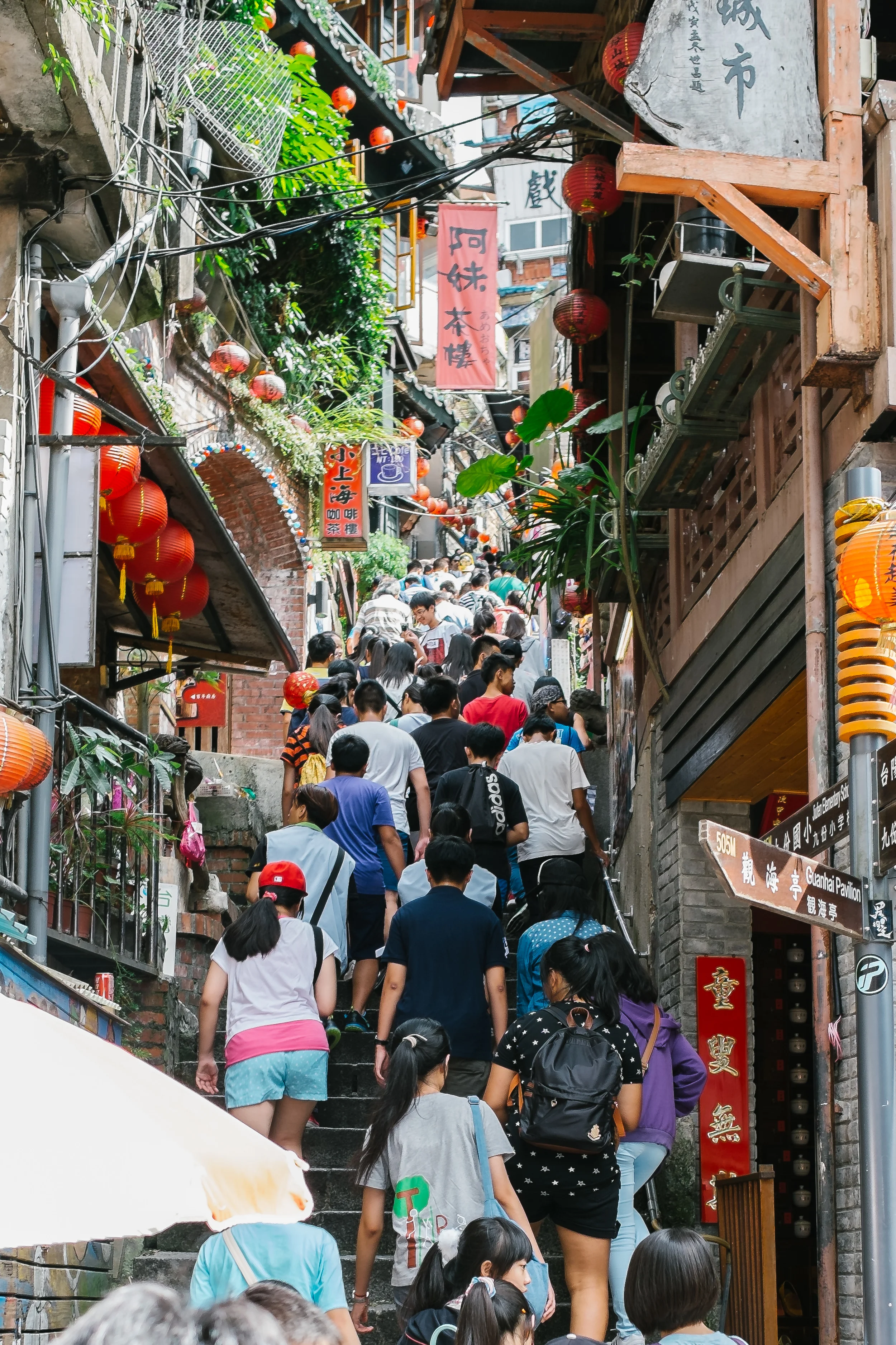 The full mass of tourists taking the steps to get to the alley of all the stalls